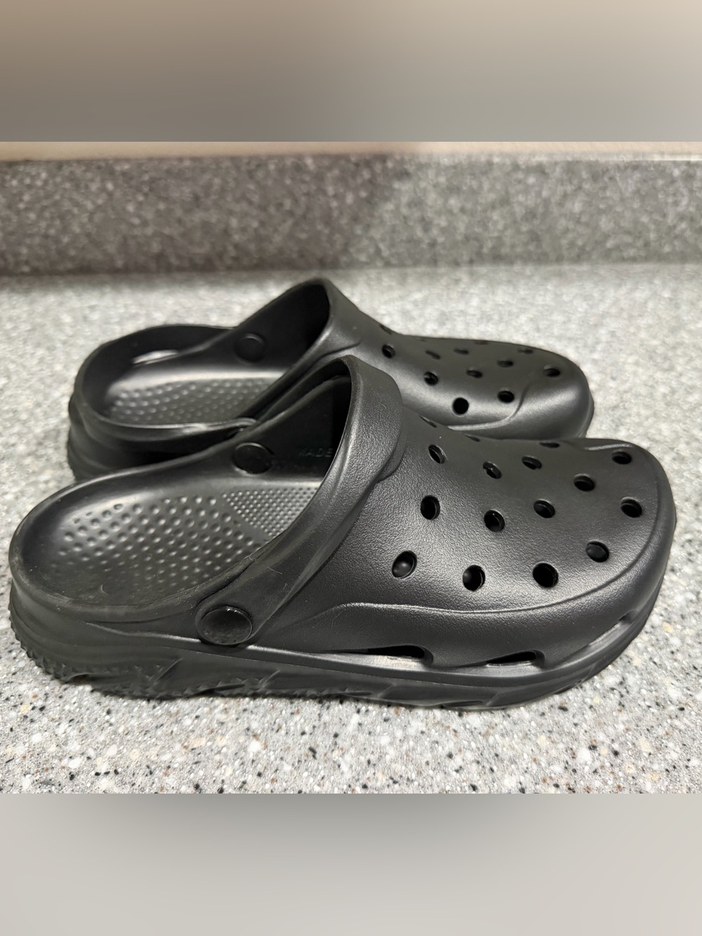 NWOT Kids Black Clog Sandals size 5